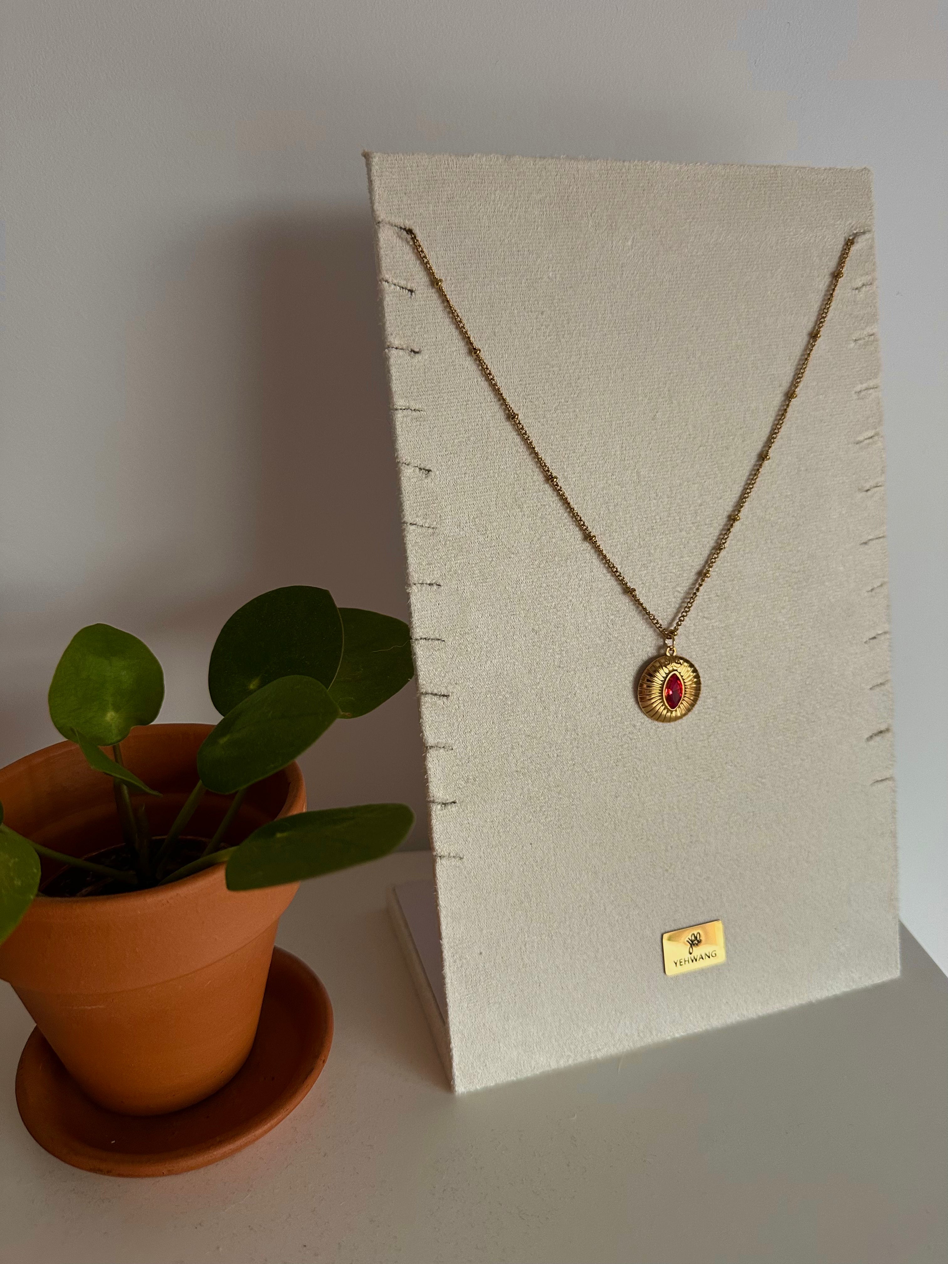 Fuchsia stone ketting