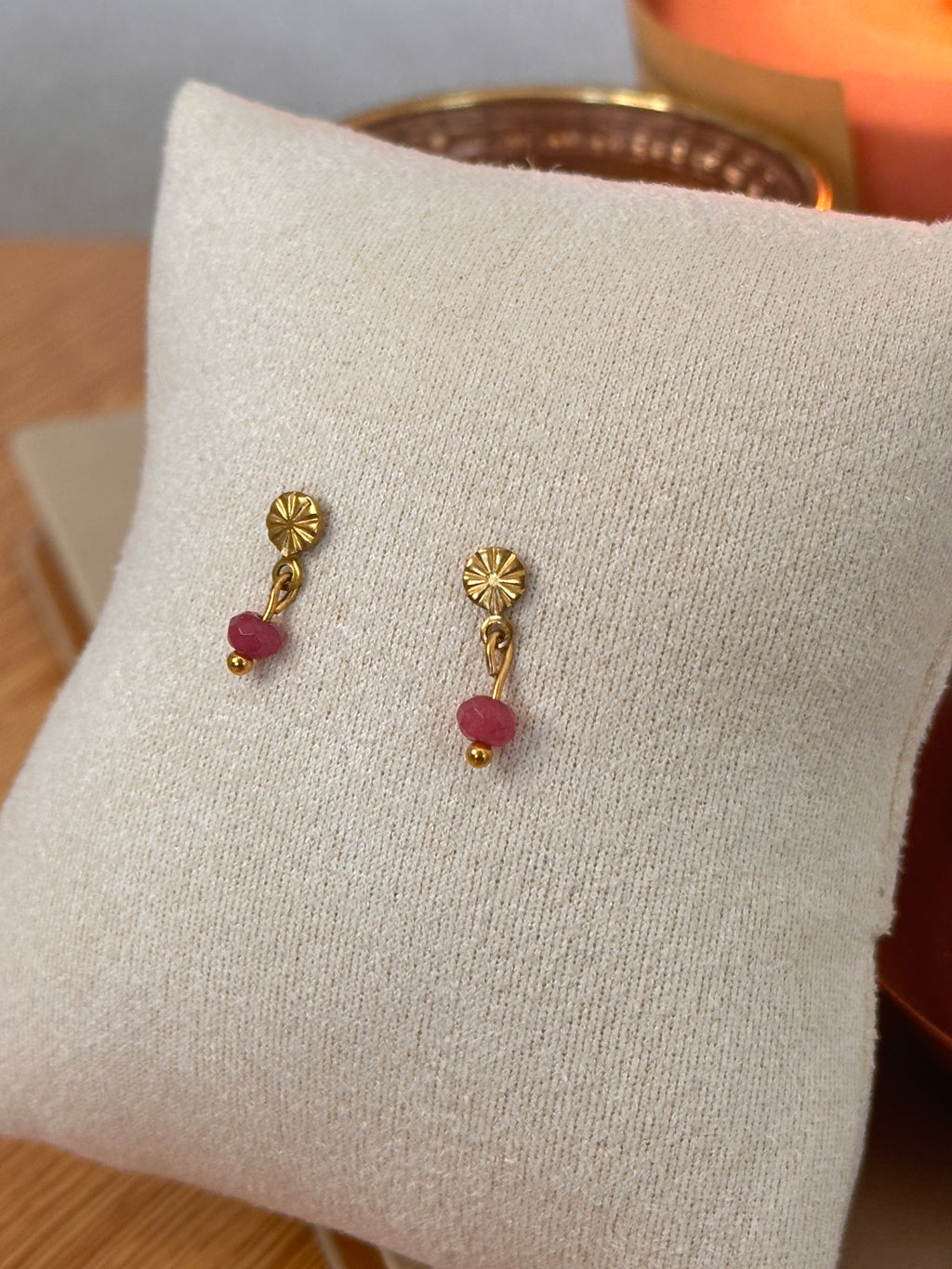 Fuchsia natuursteen studs