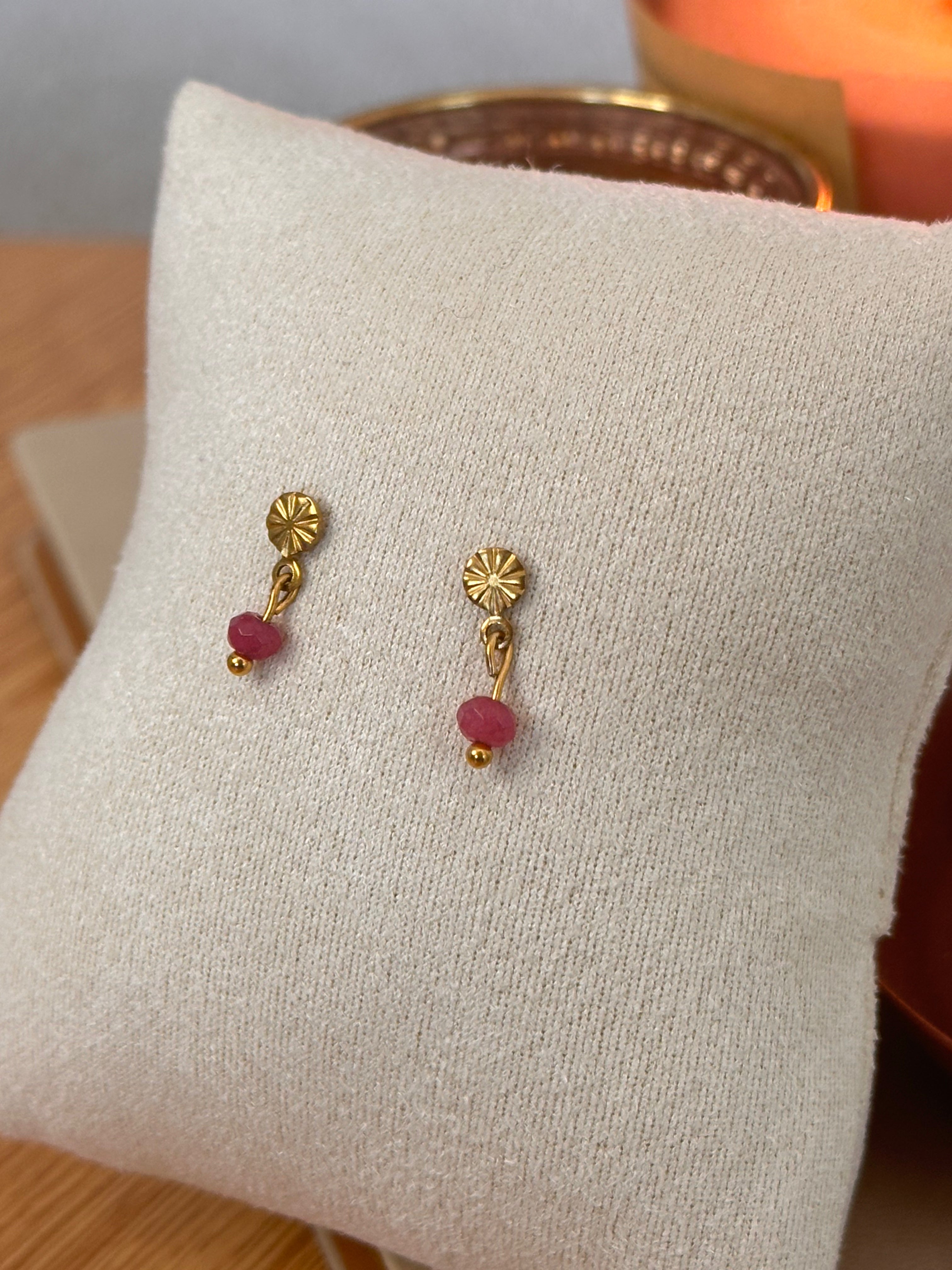 Fuchsia natuursteen studs